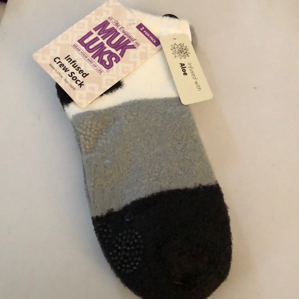 NWT Muk Luks Aloe infused crew socks (2 pair pack).